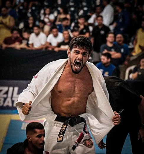 Jean Felipe comemorando a vitória de kimono aberto em campeonato de Jiu-Jitsu