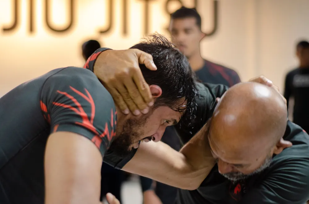 Dois alunos adultos em treino de agarre no CT Raiz Jiu-Jitsu 46